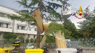Ascoli Piceno - Pennelli volano sui cavi dell’alta tensione e restano in bilico su un albero